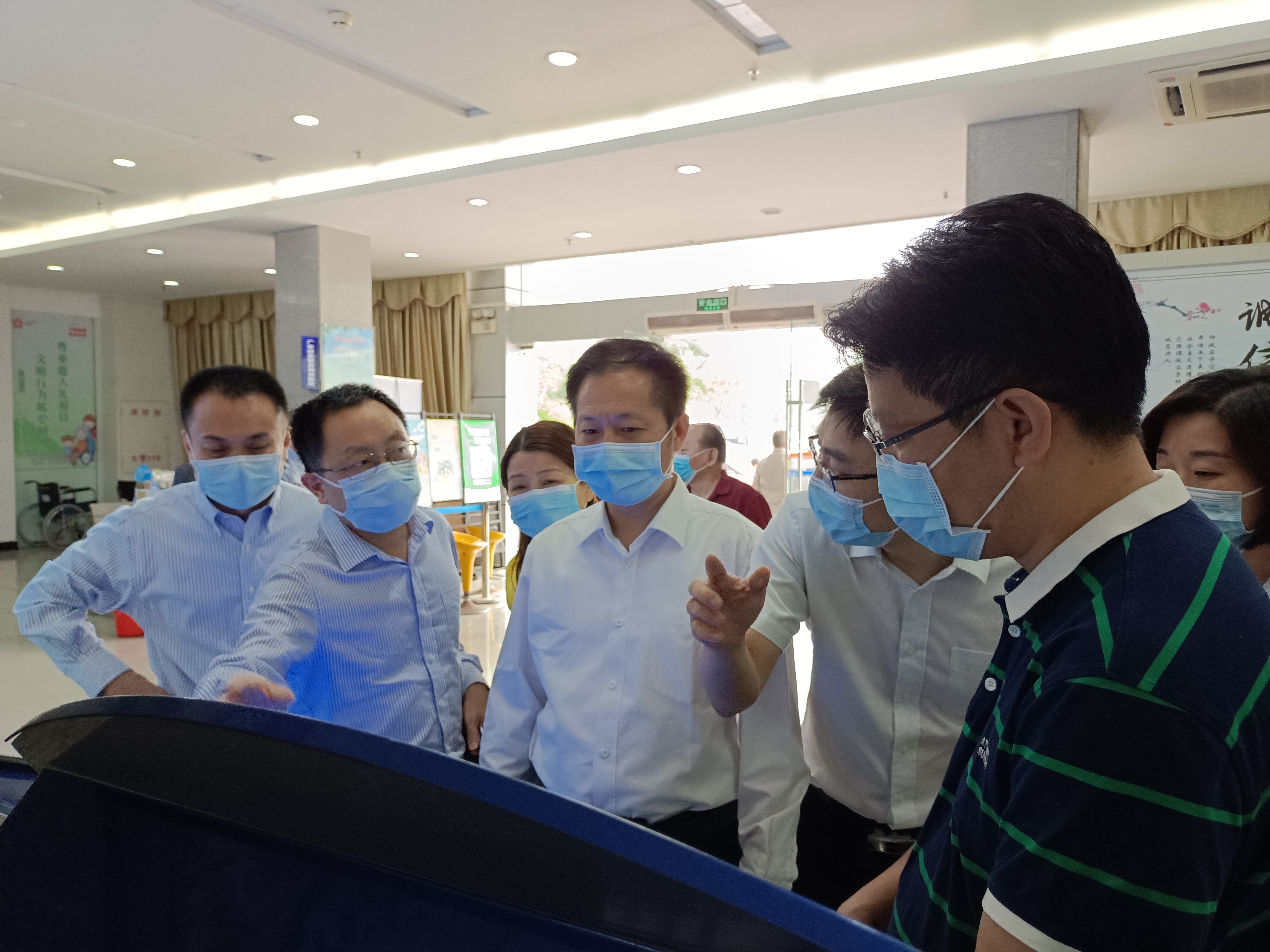 陈启坚同志在梅州市梅江区医保经办窗口调研.jpg